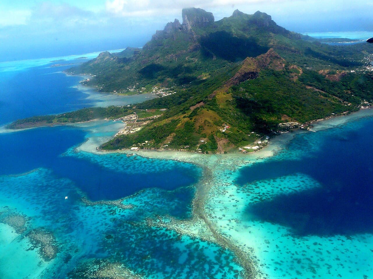 Bora Bora z lotu ptaka — laguna, rafy koralowe i góra Otemanu